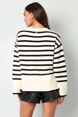 Breiter Strickpullover mit Streifen und ausgestellten Ärmeln – schwarz h5 Bild14
